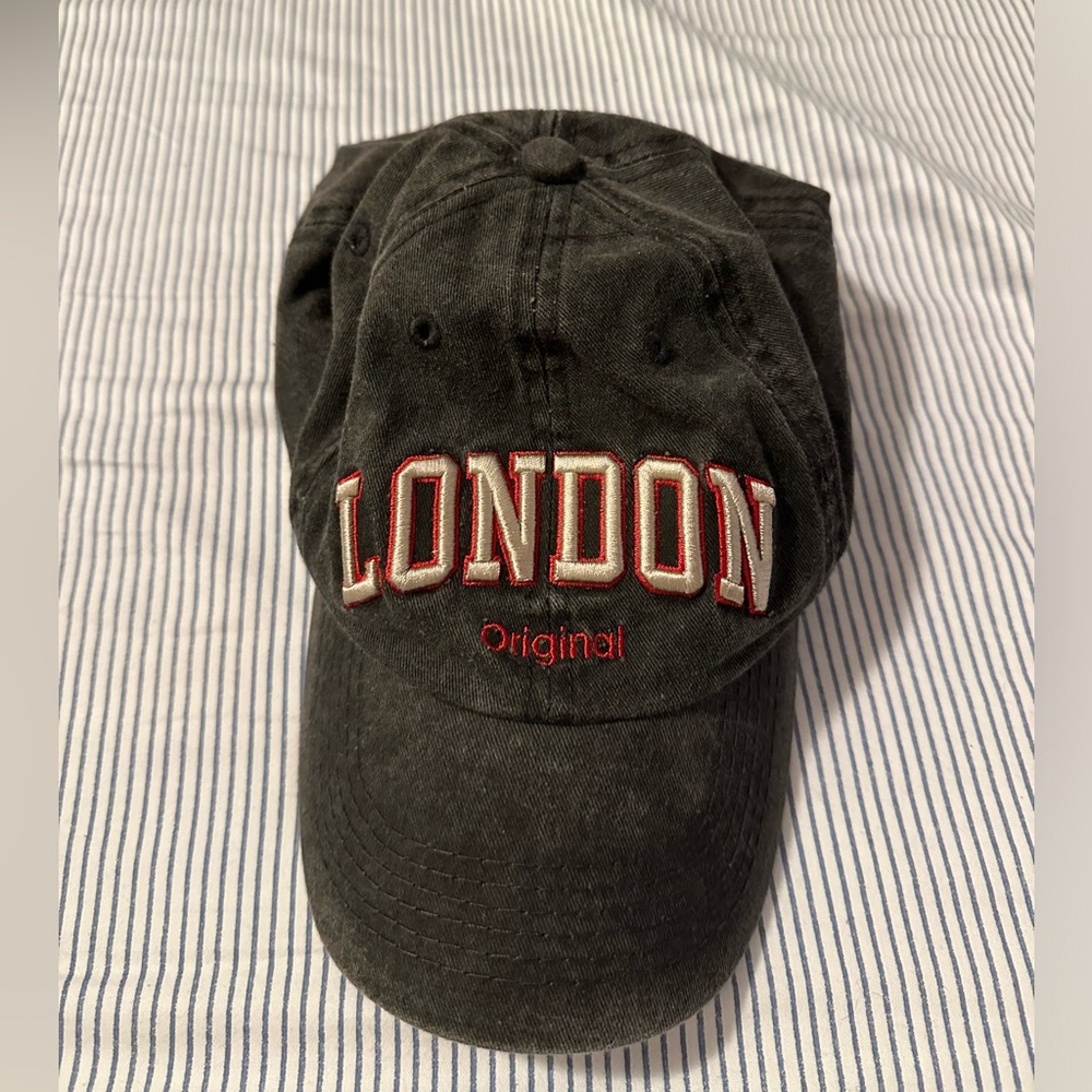 Cap in dark gray
